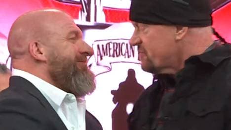 Der Undertaker (r.) überraschte Triple H mit einer freudigen Nachricht
