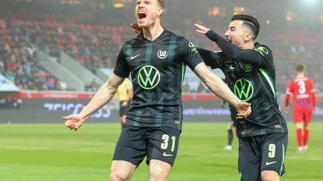 Yannick Gerhardt und Mohammed Amoura jubeln über ein Tor des VfL Wolfsburg