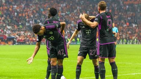 Jamal Musiala verneigt sich vor dem Publikum in Istanbul