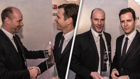 SPORT1-Geschäftsführer Olaf Schröder (l.) überreicht Oliver Bierhoff "DIe SPORT1"