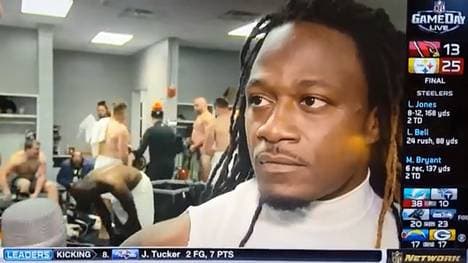 Adam "Pacman" Jones wird vom NFL-Sender interviewt - im Hintergrund sind nackte Teamkollegen zu sehen
