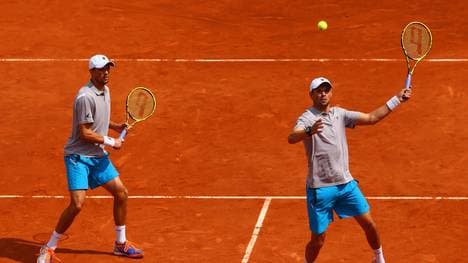 Mike Bryan (l.) steht mit Bob Bryan im Finale der French Open