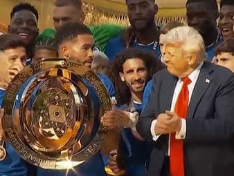 US-Präsident Donald Trump blieb nach der Übergabe der Klub-WM-Trophäe an Reece James überraschend auf der Bühne stehen – sehr zur Verwunderung einiger Chelsea-Spieler.