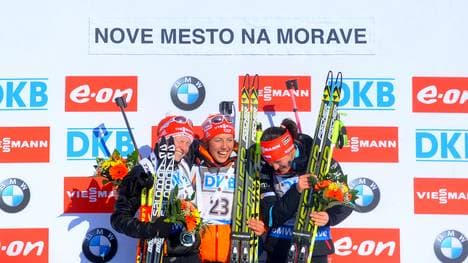 Laura Dahlmeier (m) jubelt über ihren Sieg in Nove Mesto