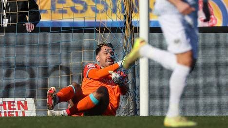 Barunschweigs Keeper Elhan Kastrati unterlief ein Slapstick-Patzer