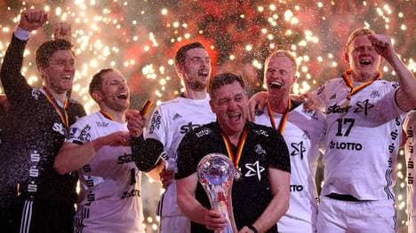 Alfred Gislason mit dem DHB-Pokal