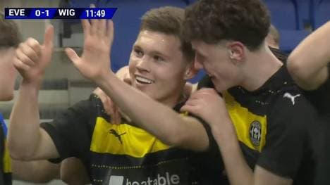 Harrison Rimmer bejubelt seinen Treffer gegen Everton