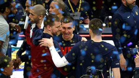 Nikola Jokic feiert den Sieg mit den Nuggets