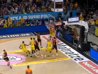 Die Basketball-Highlights von Spiel 2 der Viertelfinal-Serie ALBA BERLIN - RASTA Vechta aus den BBL-Playoffs im Video.