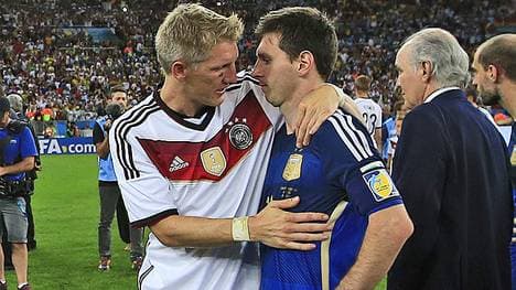 Bastian Schweinsteiger umarmt Lionel Messi nach dem WM-Finale