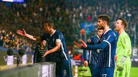 Die Bochumer Spieler stellen die eigenen Anhänger zur Rede