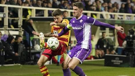 Robin Gosens im Kampf um den Ball