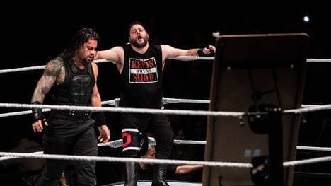 Roman Reigns (l., mit Kevin Owens) schießt bei Twitter gegen einen Kritiker zurück
