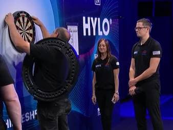 Was für eine kuriose Szene: Liam Maendl-Lawrance lässt bei der Super League eine Pfeilspitze im Board zurück. Es folgt ein kleines Intermezzo inklusive Einsatz der Wasserwaage. Dabei wird Maendl-Lawrance zum Wiederholungstäter.