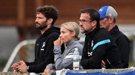 Lena Cassel zwischen Arne Friedrich (l.) und Fredi Bobic (r.) während ihrer Zeit bei der Hertha