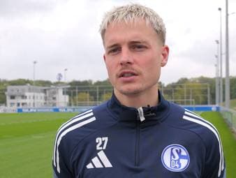 Finn Porath wechselte im vergangenen Sommer von Holstein Kiel zu Schalke - im Interview schwärmt der Neuzugang unter anderem von S04-Trainer Miron Muslic.