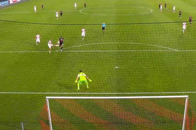 Per Lupfer! Ist das schon das Eigentor der Saison?