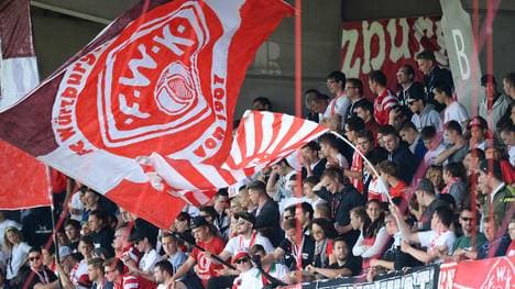 Die Fans der Würzburger Kickers feiern den Aufstieg