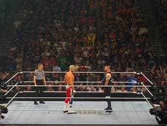 Die historische WWE-Show Bash in Berlin geht mit dem Titelmatch zwischen Cody Rhodes und Kevin Owens furios los. Die deutschen Fans begleiten das Geschehen ekstatisch.