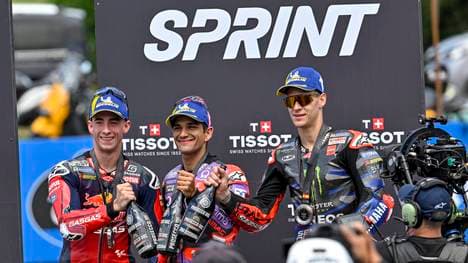 Champion Jorge Martín auf dem Podium mit Pedro Acosta und Fabio Quartararo