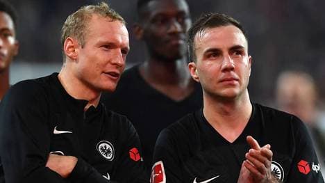 Sebastian Rode (l.) zieht ein Karriereende 2024 in Betracht