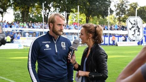 SPORT1-Moderatorin Nele Schenker und 1860-Coach Daniel Bierofka.