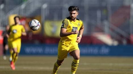 3. Liga; FC Wuerzburger Kickers - Borussia Dortmund II; 13.03.2022 Antonios Papadopoulos ( 18, Borussia Dortmund II), 3. Liga, FC Wuerzburger Kickers - Borussia Dortmund II, 13.03.2022, Wuerzburg, FLYERALARM Arena *** 3 Liga FC Wuerzburger Kickers Borussia Dortmund II 13 03 2022 Antonios Papadopoulos 18, Borussia Dortmund II , 3 Liga, FC Wuerzburger Kickers Borussia Dortmund II, 13 03 2022, Wuerzburg, FLYERALARM Arena Copyright: xBEAUTIFULxSPORTS JulienxChristx