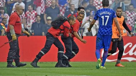 Ein Ordner der UEFA wurde von einem Böller umgerissen