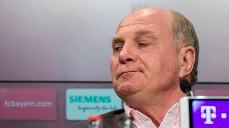 Rückblickend betrachtet Bayern-Boss Uli Hoeneß die spektakuläre Pressekonferenz aus dem vergangenen Herbst nicht ideal