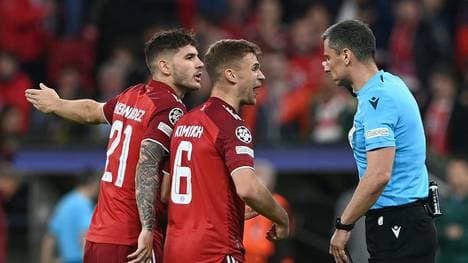 Hernández und Kimmich sind mit Vincic (r.) uneins