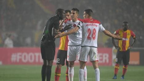 Schiedsrichter Bakary Gassama stand im abgebrochenen Rückspiel im Mittelpunkt