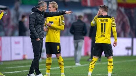 Marco Rose (L) steckt im Dilemma um seinen Kapitän Marco Reus (R)