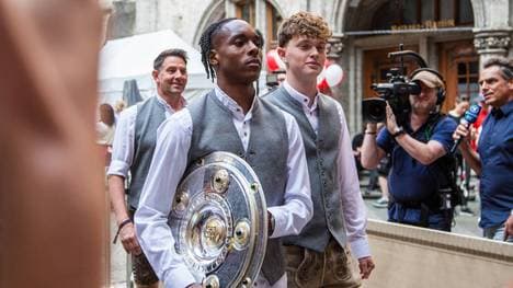 Mathys Tel mit seiner ersten Meisterschale