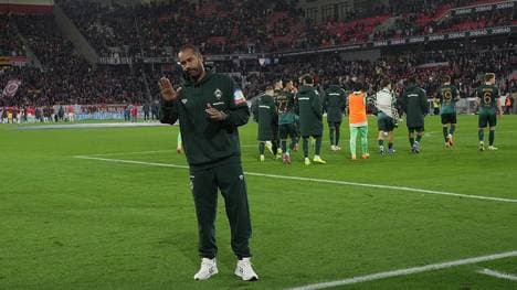 Daniel Thioune vor der Bremer Fankurve