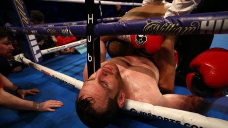 Kash Ali (oben) biss David Price in die Brust und wurde disqualifiziert