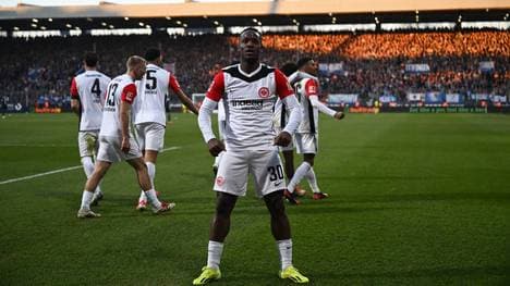 Frankfurts Michy Batshuayi feiert seinen Treffer zum 3:1-Endstand