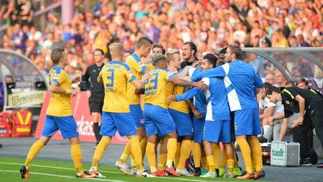 Eintracht Braunschweig feiert den Führungstreffer gegen Erzgebirge Aue