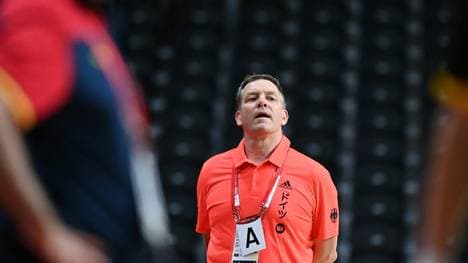 Alfred Gislason verschickt die Gegneranalyse per Handy