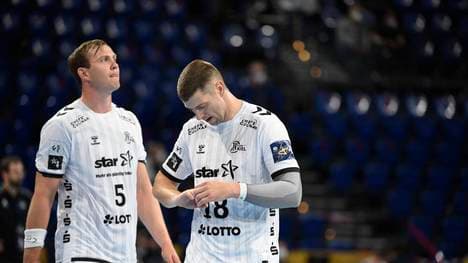 Niclas Ekberg (r., hier mit Sander Sagosen) fällt beim THW Kiel bis zur nächsten Saison aus