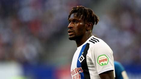 HAMBURG, GERMANY - AUGUST 16: Bakery Jatta of Hamburg looks on during the Second Bundesliga match between Hamburger SV and VfL Bochum 1848 at Volksparkstadion on August 16, 2019 in Hamburg, Germany. (Photo by Martin Rose/Bongarts/Getty Images)