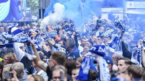 Fans des MSV Duisburg bejubeln den Aufstieg