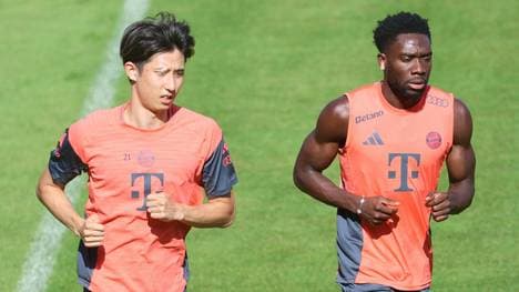 Hiroki Ito (l.) und Alphonso Davies beim Training