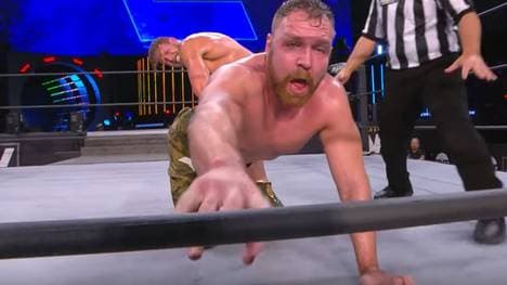 Jake Hager (l.) forderte Jon Moxley bei AEW Dynamite heraus