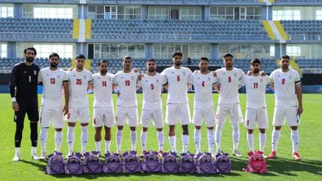 Die iranischen Spieler bei der Hymne