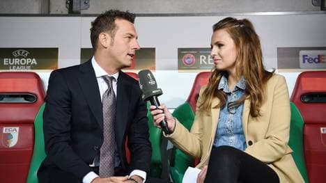 SPORT1-Moderatorin Laura Wontorra im Gespräch mit FCA-Trainer Markus Weinzierl