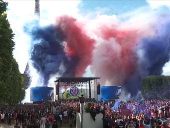 Unter höchsten Sicherheitsvorkehrungen feiert Paris Saint-Germain seinen zweiten Champions-League-Titel in Folge. Mehr als 80.000 Menschen versammeln sich vor dem Eiffelturm.