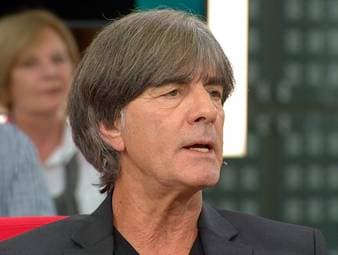 Joachim Löw wird im Doppelpass nach Noah Atubolu gefragt. Dem Freiburg-Torwart traut der ehemalige Bundestrainer Großes zu.