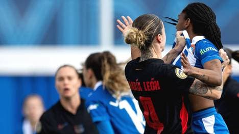 Mapi León im Duell mit Gegenspielerin Daniela Carcaras 