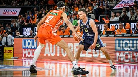 Duell zwischen Noa Essengue (l.) und Martin Hermannsson