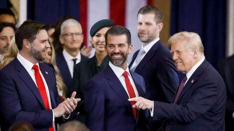 Donald Trump Jr (M.) ist der älteste Sohn von Donald Trump